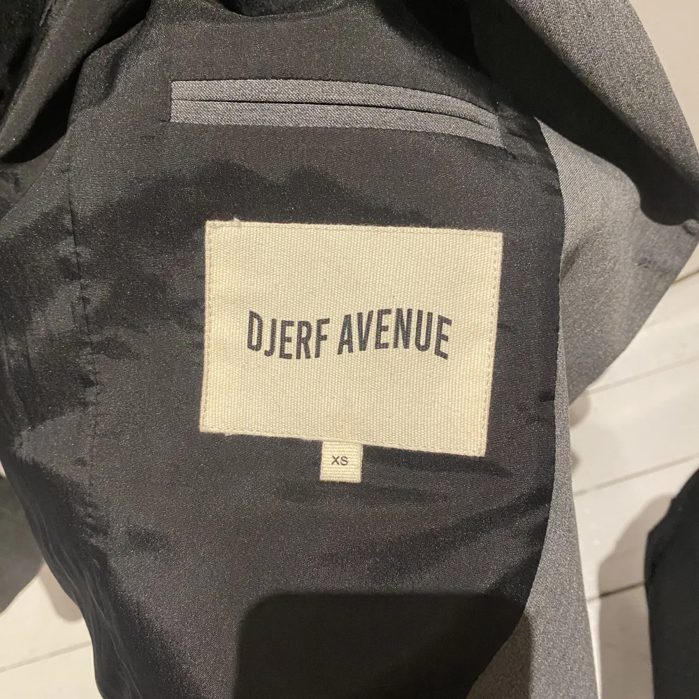 Grå Djerf Avenue kavaj i storlek XS. Använd men i bra skick! Säljer då den tyvärr inte kommer till användning längre. Hör gärna av dig vid frågor ☺️. Kostymer.
