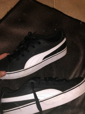Puma skor - Puma skor strl 40 använd några gånger bara nästan helt ny pris kan diskuteras vid snabb affär 