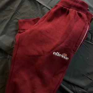 Ellese Mjukisbyxor - Ett par vinröda mjukisbyxor, från märket ellesse. Använder inte ofta därför säljer jag dem. 