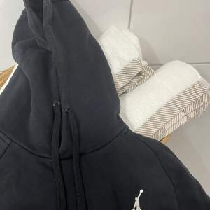 Fin svart Jordan hoodie, lite mer svart än vad det ser ut som på bilden. Skriv om du vill ha fler bilder eller undrar någonting annat🥰