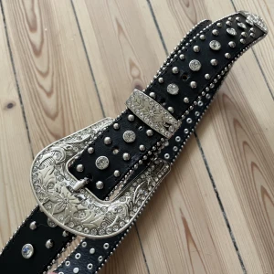 Saks Potts skärp - Bälte från saks potts. Köpt från deras hemsida. Cowboy vibe med glitter och olika gulliga detaljer! Det är ett litet märke bakom själva bältet. Men det syns inte pga det är ju på baksidan ;) hela bältets längd är 110 cm