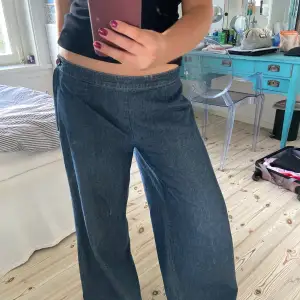 Loosefit jeans i en storlek 40. Väldigt bra skick! Skriv för fler bilder eller frågor kring storlek💕