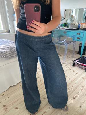 Loosefit jeans i en storlek 40. Väldigt bra skick! Skriv för fler bilder eller frågor kring storlek💕