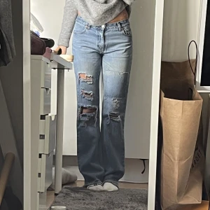 Lågmidjade jeans - Såå snygga och unika lågmidjade jeans från Örjan Andersson, låånga!! Stl 27/34 🙌🏽💘