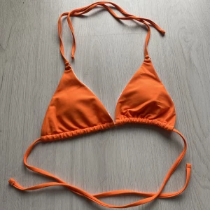 Bikini överdel - Sjukt fin bikini överdel från shein, säljer pågrund av att den är för liten för mig, storlek S🤍 40kr
