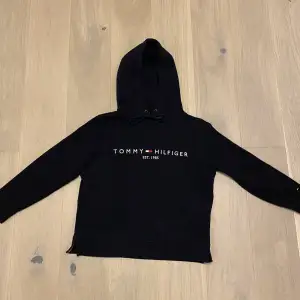 Tja jag säljer denna tommy hilfiger hoodie för 350kr nypriss 1200kr. Den är i top skick 10/10. Skriv om du skulle vara intresserad 