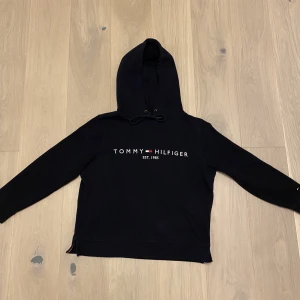 Tommy hilfiger hoodie - Tja jag säljer denna tommy hilfiger hoodie för 350kr nypriss 1200kr. Den är i top skick 10/10. Skriv om du skulle vara intresserad 