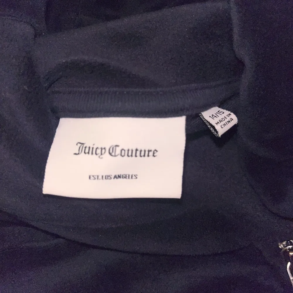 Säljer denna juciy couture hoddien nu eftersom att den aldrig används, den är i barnstorleken i strl 14-15 år men sitter som en xxs/Xs/S❤️. Tröjor & Koftor.