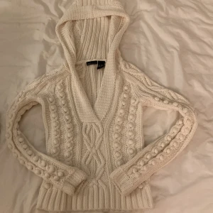 Stickad hoodie  - En super gosig vit stickad hoodie i perfekt skick. Beat till det kalla vädret + luvan. 