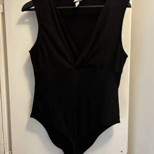 Body - Fin body som sitter fint på bröstkorgen, använd 1-2 gånger skönt stretch material