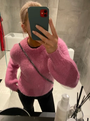 samsøe samsøe stickad tröja  - Säljer min rosa stickade samsøe samsøe tröja. Jätte fin nu till hösten💘