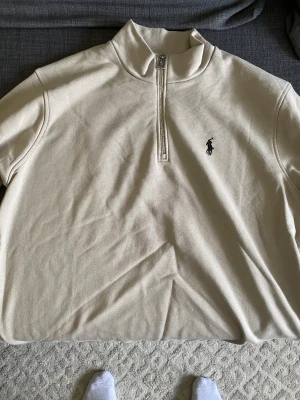 Ralph Lauren tröja - Har inte använt då storleken var för stor, är i nyskick sälj för bra pris!