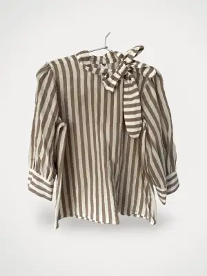 Blus från Visual Clothing Project, modell Toffee striped. Använd, men utan anmärkning.  Storlek: XS Material: 86% viskos, 14% polyamid