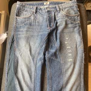Jeans med schyssta detaljer i storlek 34!