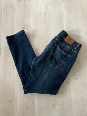 Morris Jeans - Morris jeans i riktigt bra skick! Storlek 32/32. Jeans sitter inte så skinny som på bilden. Kontakta mig vid fler frågor eller funderingar. 