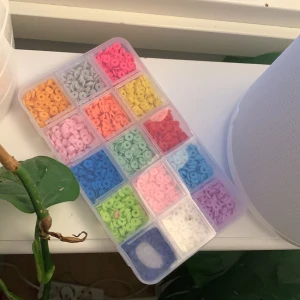 Pärlor - Jag säljer mina färgglada pärlor då dom inte kom till användning, aldrig använda. Jätte bra sick🫶🏼 Massa olika färger: jätte mörk blå, vit,lilla,ljusgrön,ljus rosa,ljus blå, mörkblå,mörkgrön,röd,ljusrosa,orange,gul, orange,grå,stark rosa🌟