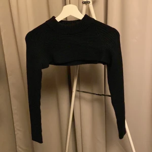 Rimmad, tricksad tröja,  - Den slutar ovanför brösten  Långärmade  Gina Tricot  Finns i Holmsund men kan tas till Ersboda på vardagar.