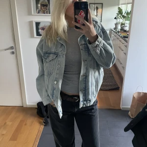 Jeans jacka - Jeansjacka från Gina i size S (passar även M). Är i bra skick och super snygg💜