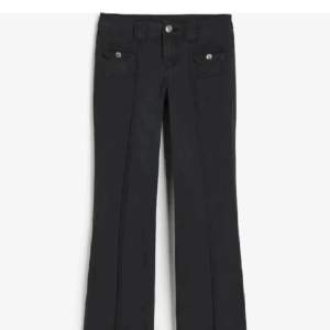 Ascoola trendiga svarta lågmidjade bootcut cargo jeans från hm! Samma modell som de gröna!💕💕💕