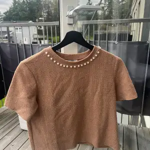 Stickad brun tröja med pärlor på till hösten/vintern. Riktig bekväm och bra skick vilket man kan se på sista bilden där inga pärlor har trillat av