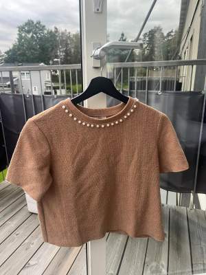 Stickad brun tröja med pärlor på till hösten/vintern. Riktig bekväm och bra skick vilket man kan se på sista bilden där inga pärlor har trillat av