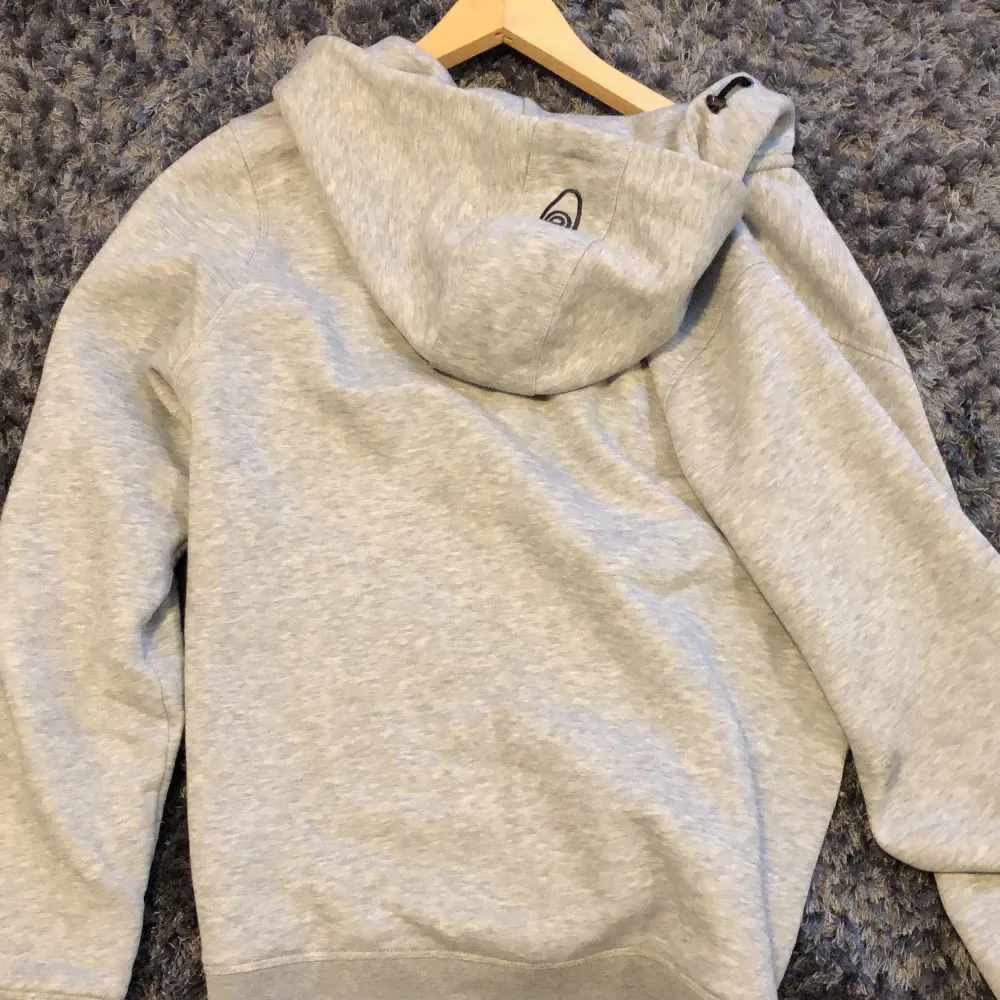 Snygg grå zip hoodie från sail racing skick 8/10 storlek 170 Säljer pga för liten. Hoodies.