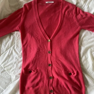 Söt Rosa kofta - Söt rosa kofta från ginatricot i storlek s. För fler frågor skriv dm! :) 