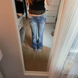 Lågmidjade jeans! - Säljer dessa super coola vintage jeans!! Midjemått: 40 cm, innerbensmått: 82 cm. Är 172 cm för referens!