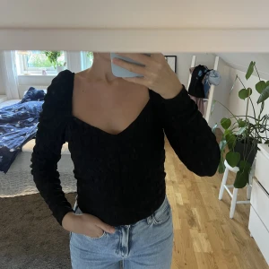 Svart topp - Snygg svart topp med coola ärmar, från bubbleroom 