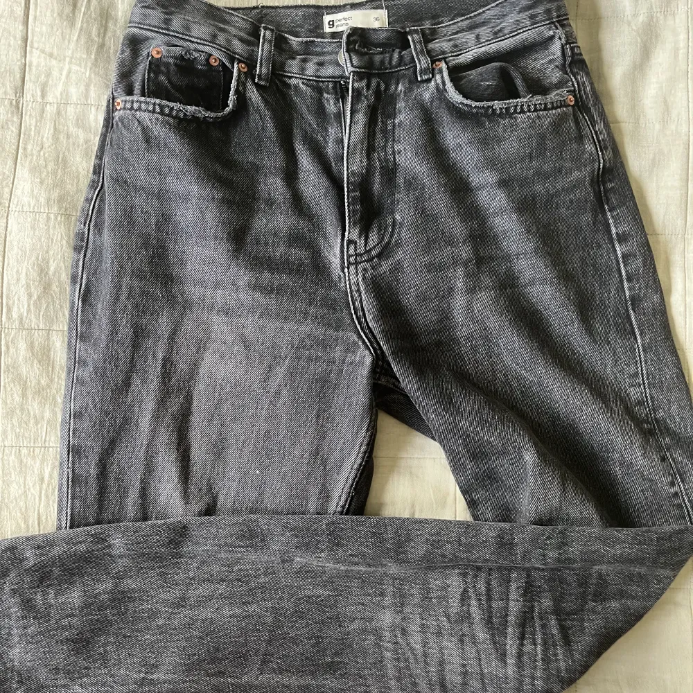 Ett par svarta jeans från Ginatricot som jag tyvärr inte passar vid midjan längre :( de är långa i benen och midwaist (jag är 166cm lång). Storlek 36. Jeans & Byxor.