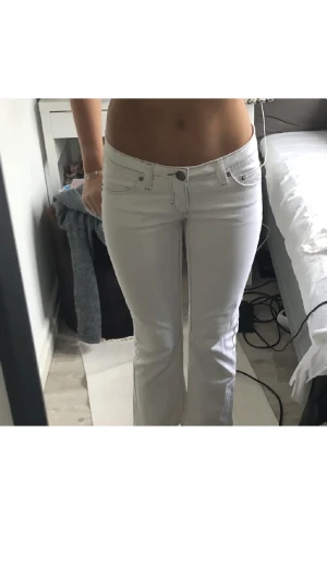 Vita lågmidjade jeans - Super snygga lågmidjade jeans, ganska små i storleken. Säljer vidare då de var för små för mig!💞mått 67cm i innerben 