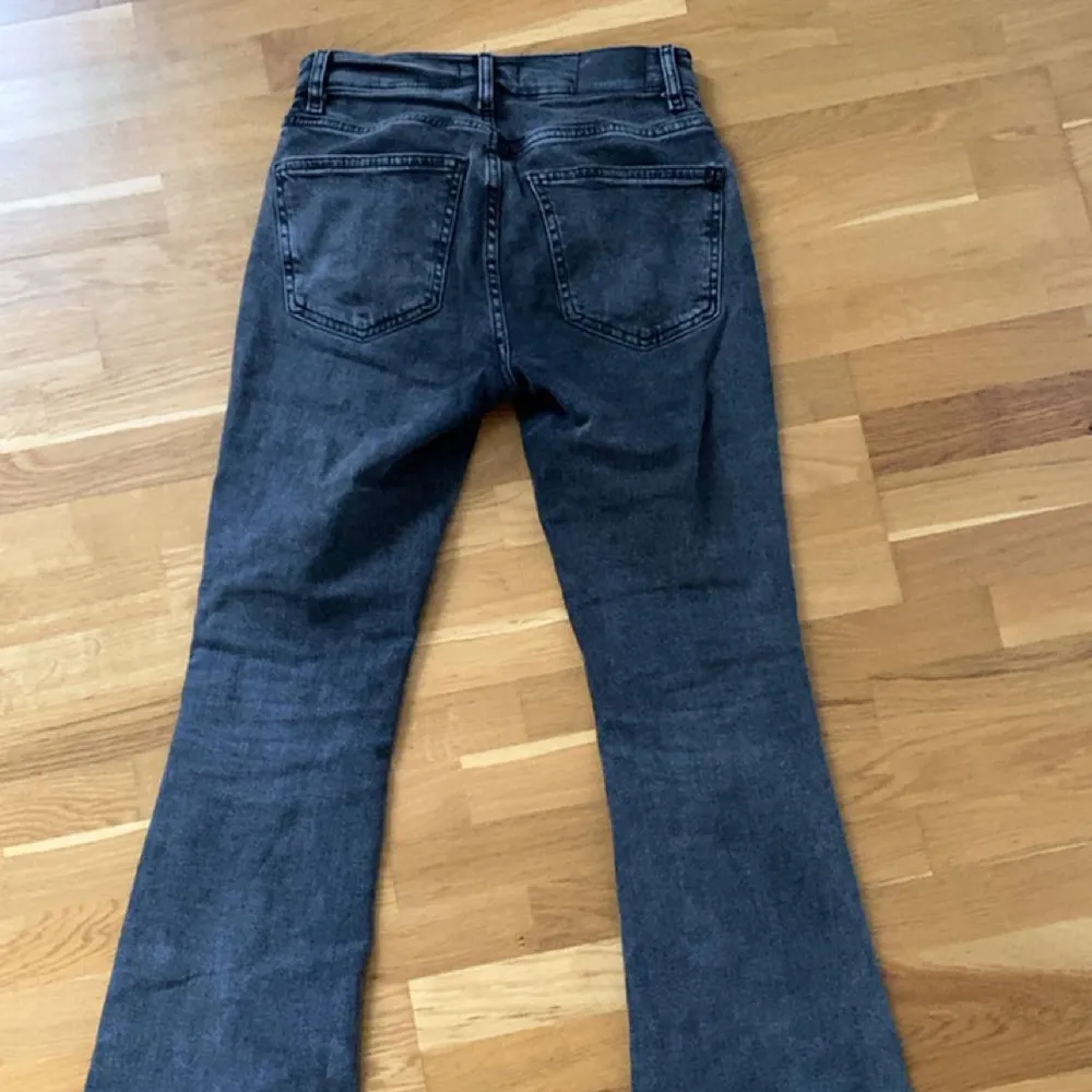 Supersnygga mörkgråa jeans från Gina, använd fåtal gånger så i jättefint skick💞 . Jeans & Byxor.