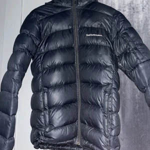 Peak performance  - säljer denna superssköna vinterjacka i modell frost down. Endas använd 1 vinter så den är i bra skick! 