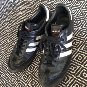 Svarta adidas sambas - Ett par välanvända svarta sambas. De har inga värre defekter. Men det syns att de är använda. Stod att dem var strl 42 när jag köpte men ör tydligen strl 43.