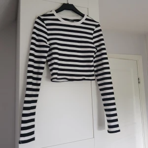 Randig croptop - En lite tjockare, randig crop top med långa ärmar. Från Gina Tricot ✨ 