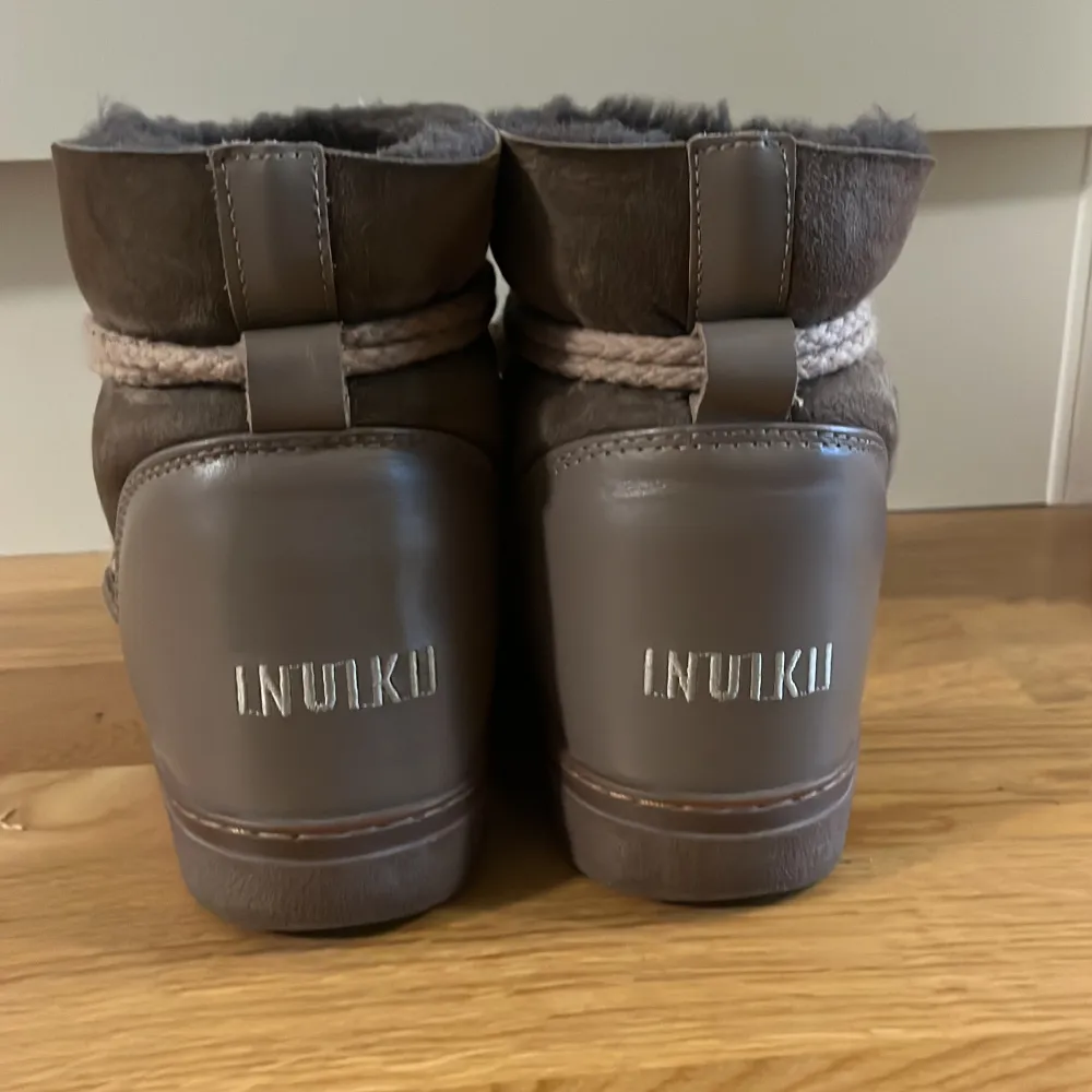 Säljer mina inuikii skor då de ej kommer till användning, köpta för ca 3000kr och är nästan helt oanvända💗. Skor.
