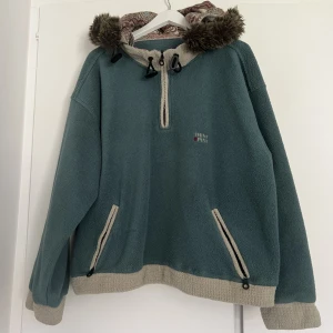 Fleece från yosemity USA - Köpt second hand. Väldigt varm och väldigt bra kvalitet. Luvan är avtagbar.