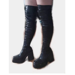 Overknee Koi footwear  - Skitsnygga overknee klackar från märket koi som tyvärr aldrig kommit till användning, dem är aldrig använda utomhus utan endast testade. klack fram 4cm och klack bak 12cm. Är dragkedja på innre sidan an skorna 💕