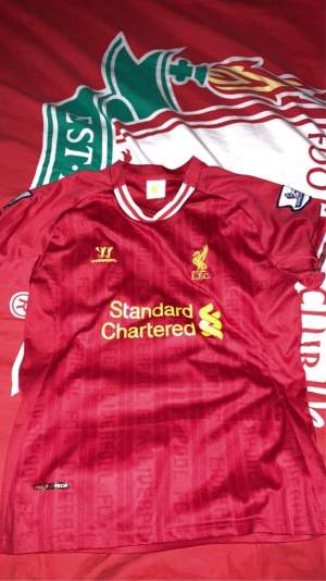 Liverpool tröja, bra skick, säljer för att den är för liten, frågor kan ställas