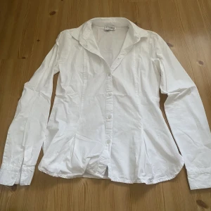 Vit skjorta  - Vit skjorta från NA-KD i storlek 36