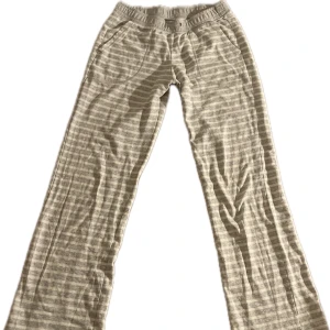 Randiga mjukisbyxor  - Måste tyvärr sälja vidare dessa supersöta mjukisbyxor då det var för korta för mig (är 166 cm). De är lågmidjade och har fickor där fram, saknar dock snöret.. kan skicka bild hur de ser ut på om så önskas!