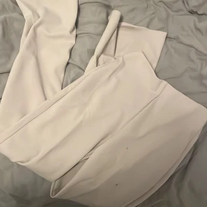 Beiga utsvängda byxor - Beiga, utsvängda tygbyxor från hm, använda fåtal gånger, jättebra skick, nypris cirka 349kr