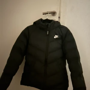 Svart Nike jacka - Säljer min svarta nike jacka jag köpte för två år sen men har knappt använt den, säljer mest för det inte är min stil och den blivit lite för liten. Pris kan alltid diskuteras