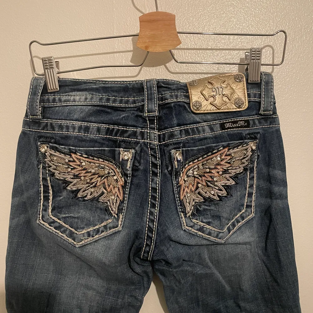 Säljer dessa supersnygga jeans då det ej passar mig ❤️benen är lösa men ej helt utsvängda ❤️Midjemått: 74cm runt och 37 rakt över Innebensmått: 78cm Har tyvärr ej bild med dom på . Jeans & Byxor.