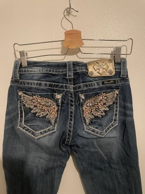 Miss me jeans  - Säljer dessa supersnygga jeans då det ej passar mig ❤️benen är lösa men ej helt utsvängda ❤️Midjemått: 74cm runt och 37 rakt över Innebensmått: 78cm Har tyvärr ej bild med dom på 
