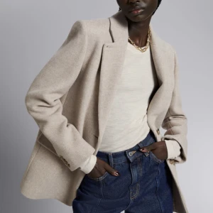 Beige kappa  - Jag säljer nu denna supersnygga kappan ifrån & other stories!💕den är i jättebra skick och passar superbra nu när det blir lite kallare💕nypris är 1800kr