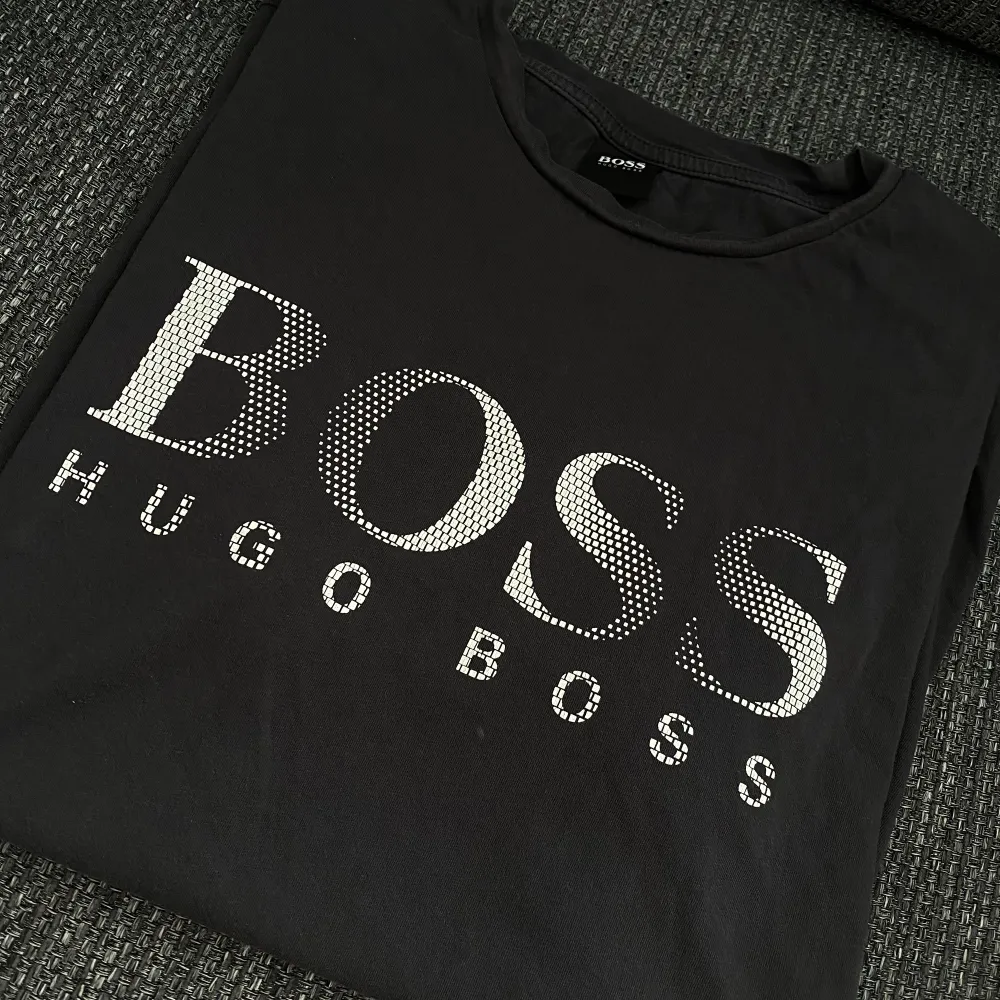 Hugo Boss T-Shirt (grå). Storlek M (passar de som har M-L). Bra skick. Hör av dig frågor.. T-shirts.