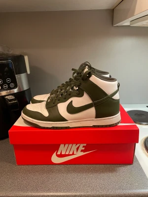 Nike Dunk High Khaki - Storlek 44 Sparsamt använda orginal box