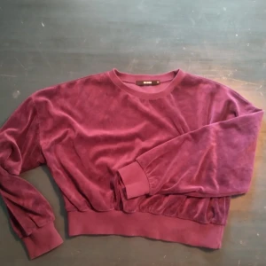 croppad tröja i velor - Hjälper min dotter att sälja kläder. :)  croppad tröja i velour från Bik Bok (heter Amy). Mjuk och skön. Sparsamt använd. 80% bomull och 20% polyester. Storlek XS. Hör gärna av dig om du har några frågor.