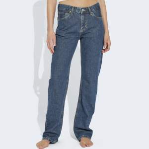 mörkblåa bikbok jeans i modellen low straight 570. nästan helt slutsålda online, nypris: 699 kr